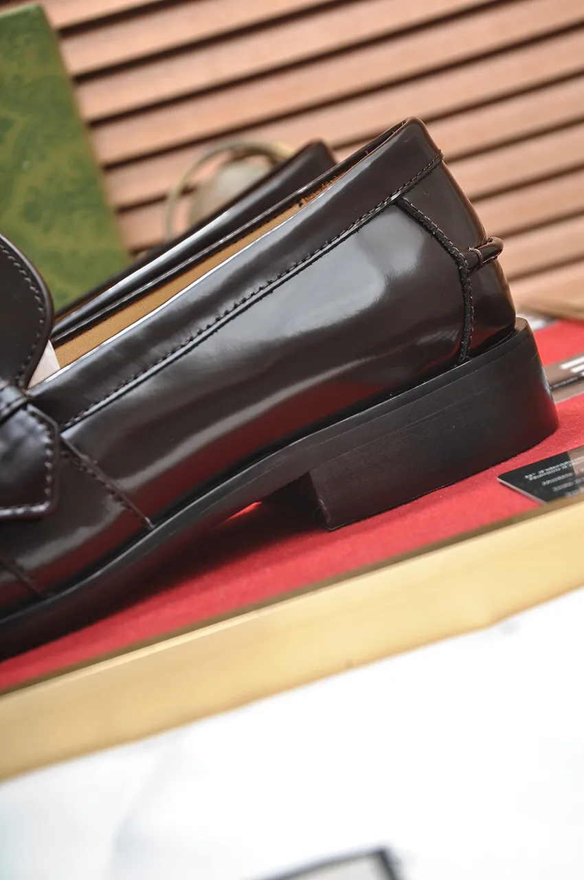 Men's shoes💰580💶Italy's top luxury men's shoe giant (GUCCI) (Gucci) (full cowhide lining) new arrival🍃Original European style🔰 Pleasant to the eye😍In order to make the shoes more durable and non-deformable🌀The production continues to follow traditional methods but there is still no lack of innovation💪Choose original sheepskin for the leather♻️ Smooth and natural And extra bright ⭐Made of imported cowhide, the first choice of rich people 38-45 (45 customized)